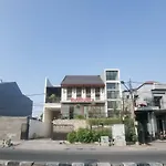 RedDoorz Plus near Green Pramuka Square Mall