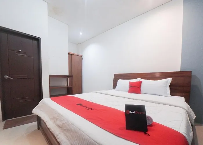 RedDoorz Plus near Green Pramuka Square Mall